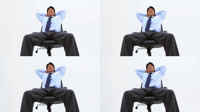 一个亚洲男性在办公椅上休息