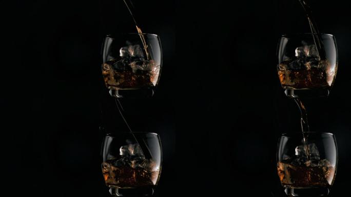 威士忌以超慢的动作倒入装有冰块的黑色背景杯中