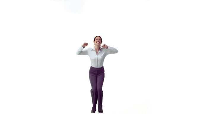 一个西方女性伸展跳跃慢动作，在白色背景下