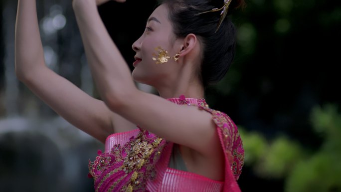 傣族跳舞的美丽女子