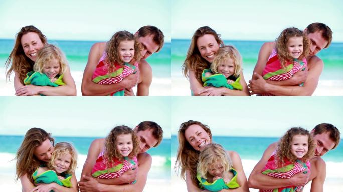 微笑的父母抱着孩子在海滩上