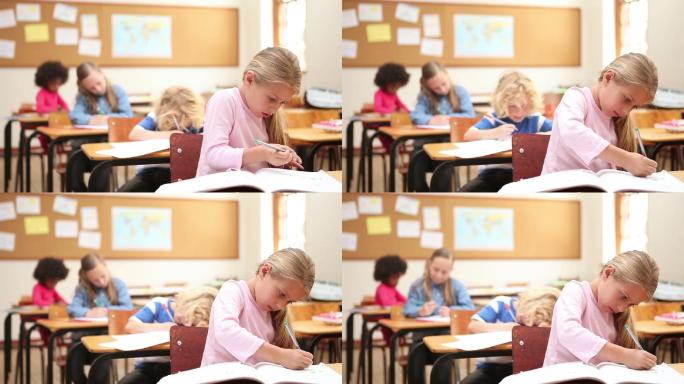 微笑的女孩写在她的笔记本在教室里