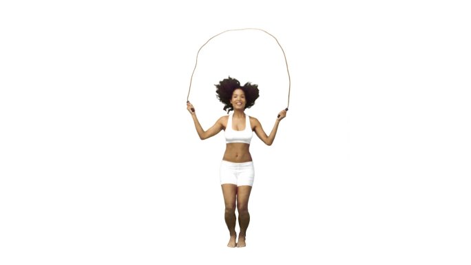 一个黑人女子跳绳慢动作，在白色背景下