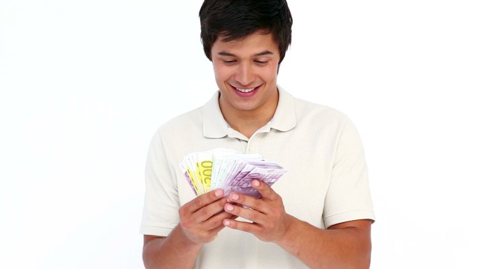 一个男人拿着一捆钞票，背景是白色的