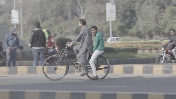 巴基斯坦人骑自行车