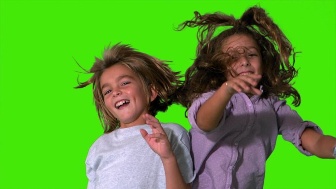 哥哥和妹妹跳了起来，在绿色屏幕上以慢动作摔了下来