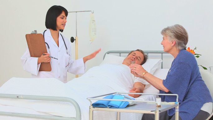 护士在医院给妻子的病人解释药物
