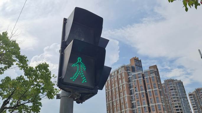 绿灯变红灯禁止通行