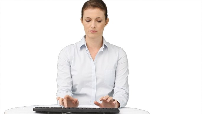 一个女人在白底上打着键盘