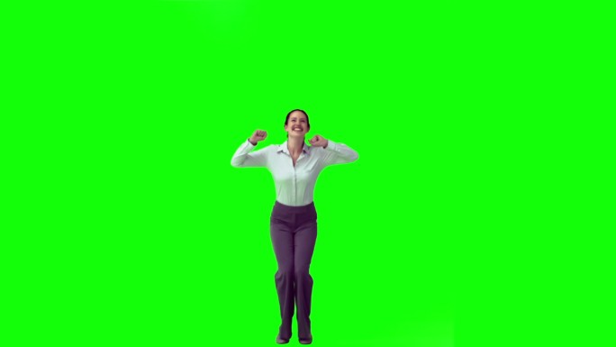一个亚洲女子张开双臂跳跃慢动作，在绿色背景下