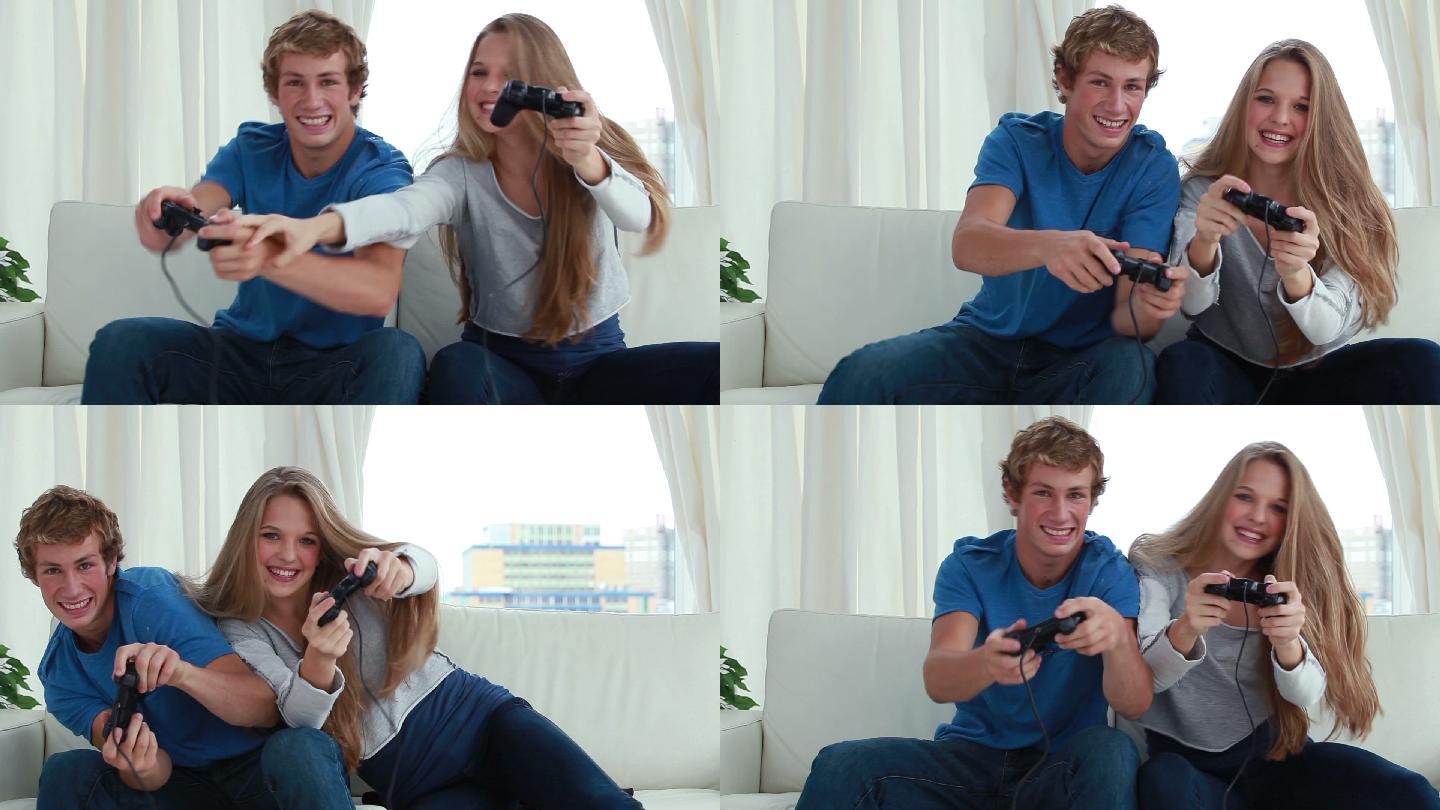 微笑的情侣一起在客厅玩电子游戏