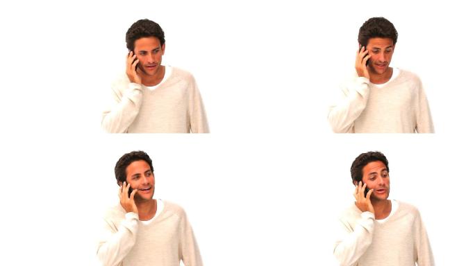 一个随意的男人在电话上孤立的白色背景
