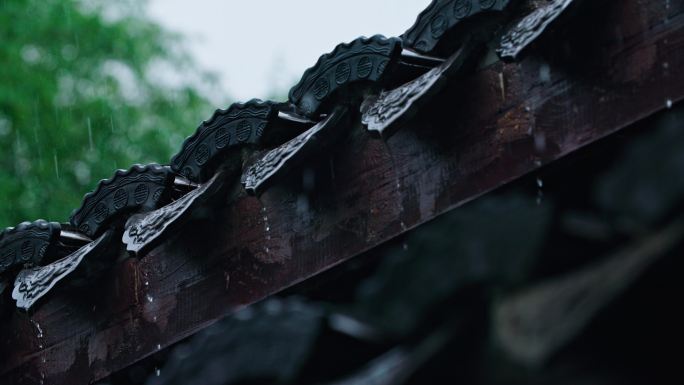 屋檐雨滴下落镜头