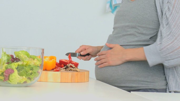孕妇在厨房做饭备孕大肚子怀宝宝