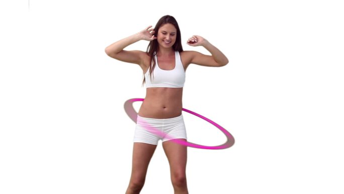 一个女人在玩呼啦圈，她在白色的背景下展开双臂