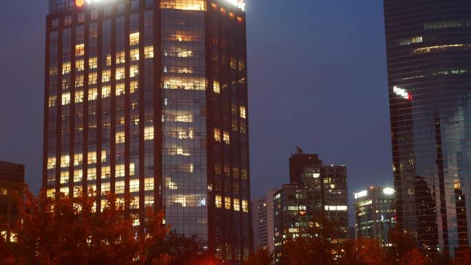 北京办公楼灯火通明
