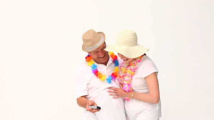 一对老夫妇在白色背景上拍下自己孤立无援的照片