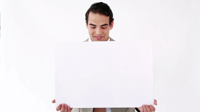 商人举着一张白色背景的空白海报
