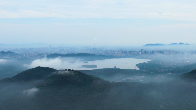 杭州西湖清晨云雾