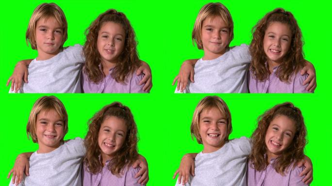 兄弟姐妹在慢动作的绿色屏幕上微笑