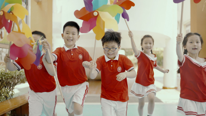 幼儿园小朋友奔跑