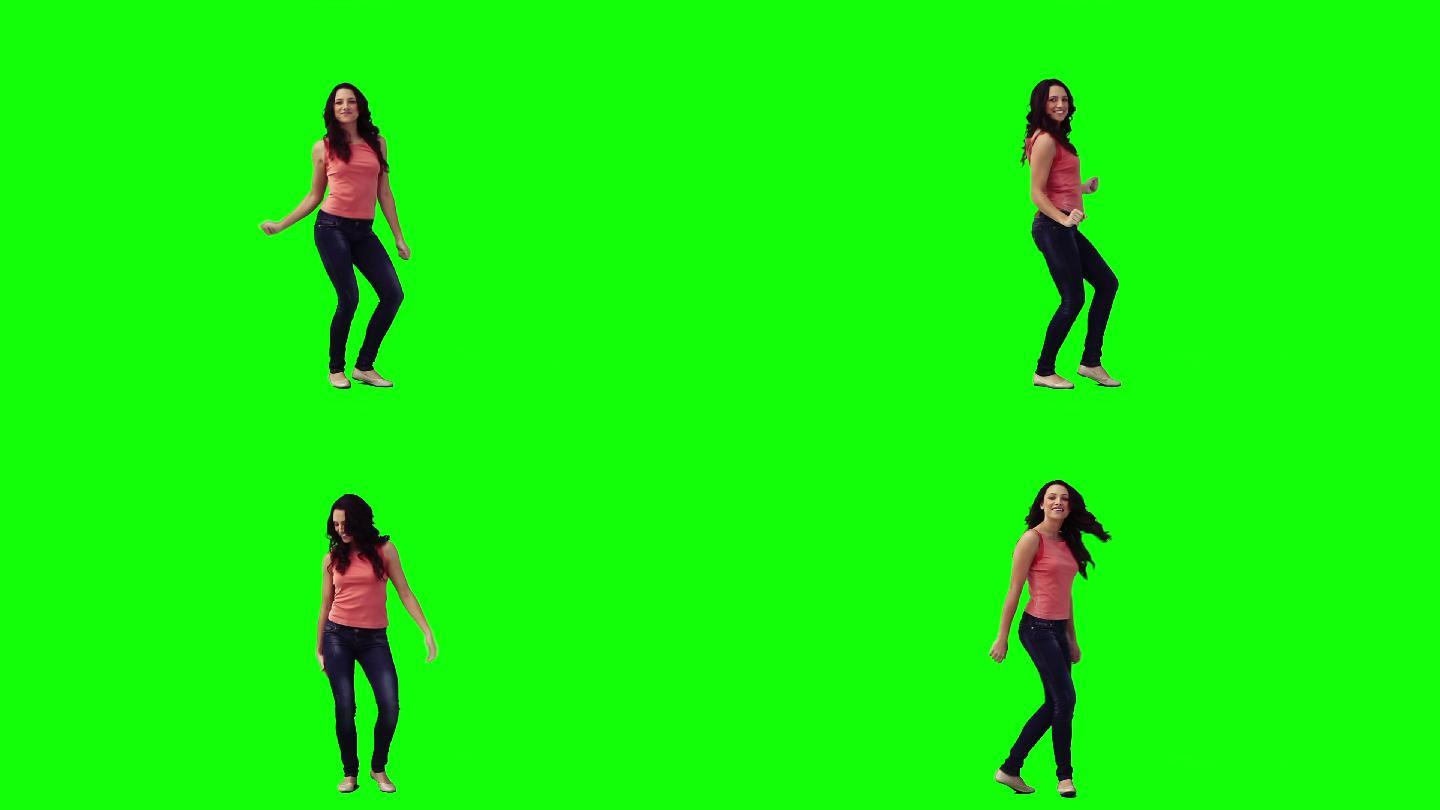 一个女人在绿色的背景下现场跳舞
