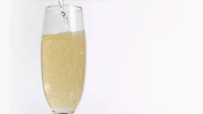 气泡酒被倒入香槟杯中慢镜头，在白色背景下