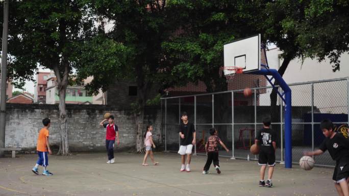 孩子学生在篮球场打篮球4k