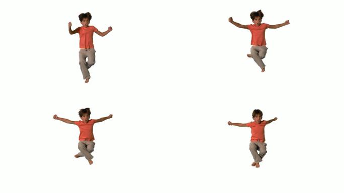 一个黑人男孩跳跃慢动作，在白色背景下