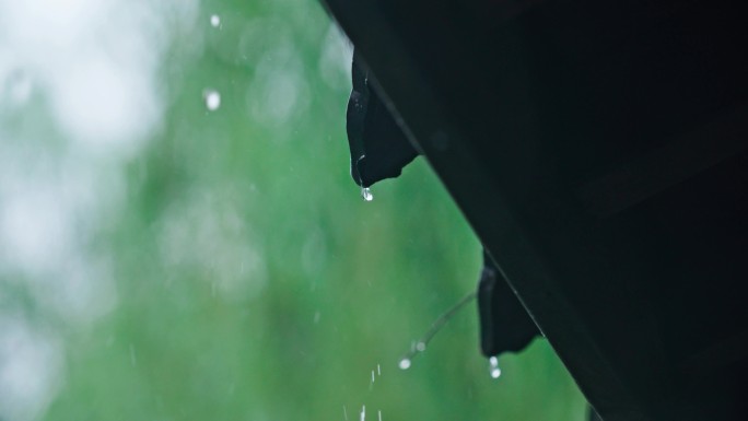 屋檐雨滴传统古建滴水