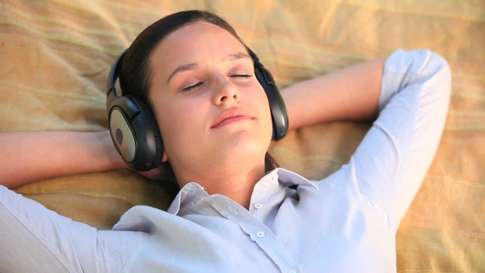 躺着听音乐的女人戴着耳机