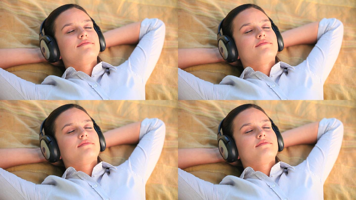 躺着听音乐的女人戴着耳机
