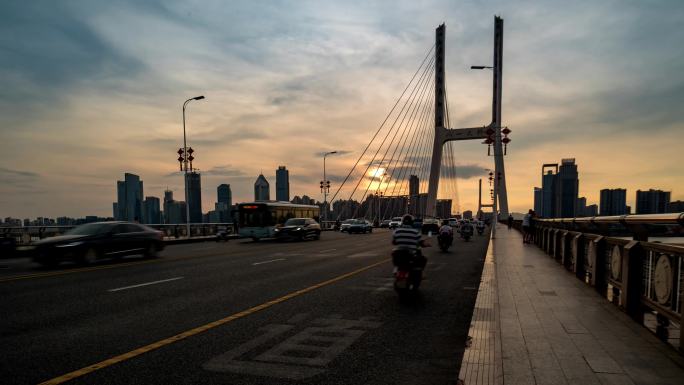 跨江大桥上的行人与车延时摄影