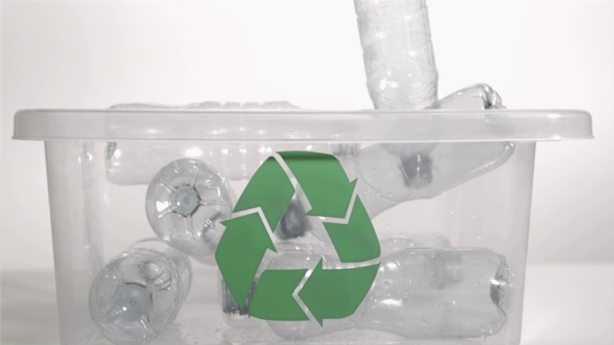 塑料瓶以超慢的速度落入回收站