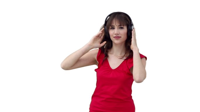 一个女人拿着耳机在白色背景下听音乐