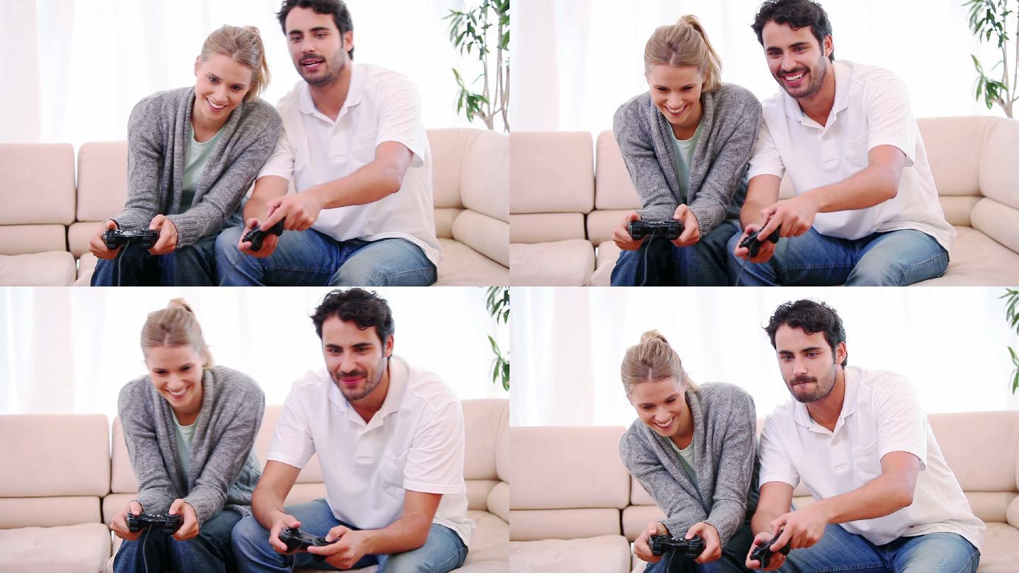 一对年轻夫妇在客厅里玩电子游戏