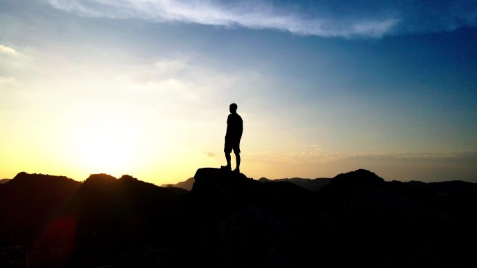 成功登顶男人山顶眺望思考人生攀登者登山