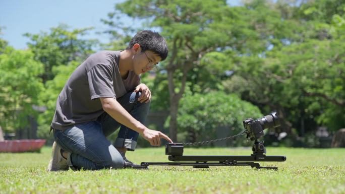 【4K正版】草坪上使用滑轨拍摄的摄影师