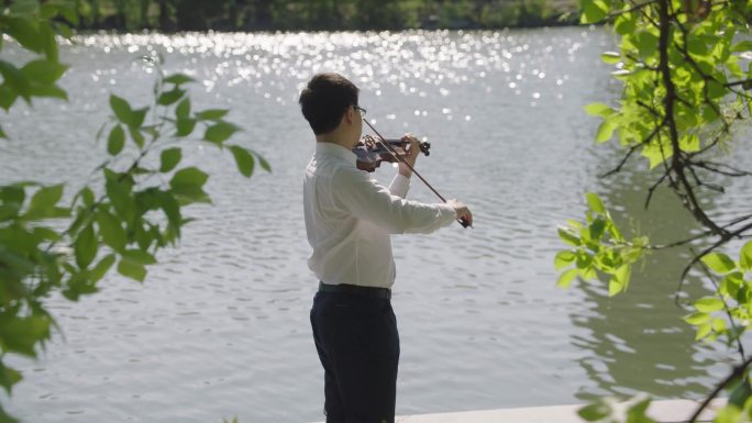 湖边拉小提琴