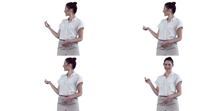 女商人在一个以白色为背景的虚拟展示上做演示
