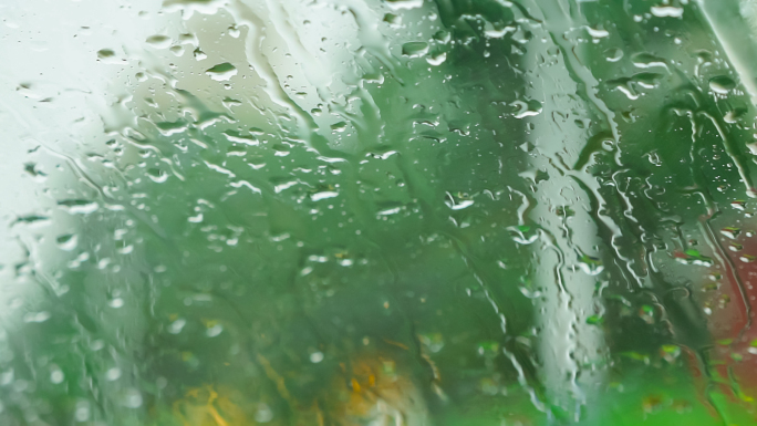 4K实拍汽车玻璃上的雨滴雨水