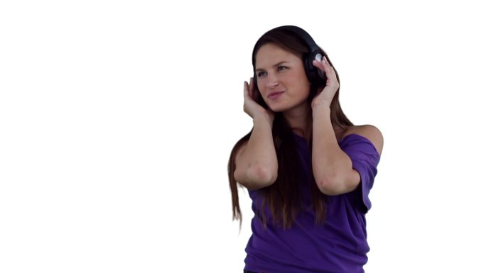 一名女子在白色背景下耳机边听音乐边跳舞