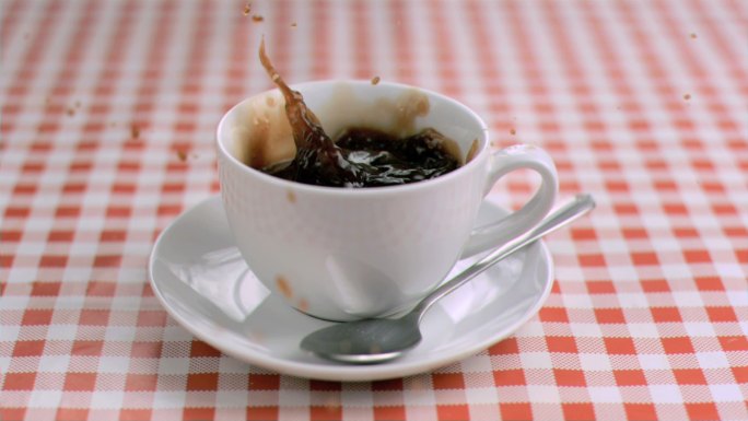 糖块以超慢的动作落进咖啡里