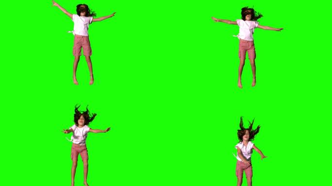女孩在绿色屏幕上跳的慢动作