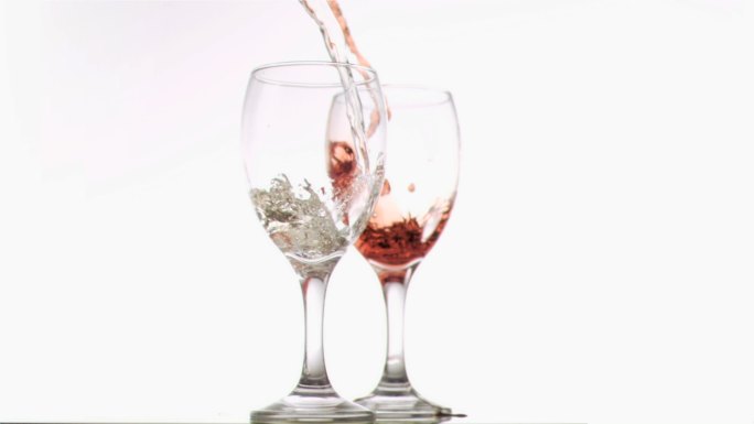 葡萄酒在白色背景下以超慢的动作填充酒杯