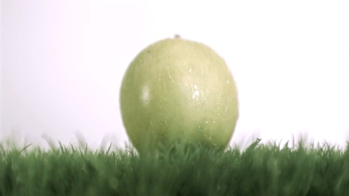 青苹果落在草地上慢镜头