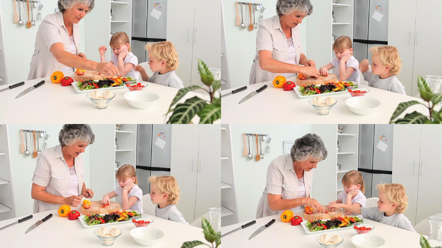 孙子和奶奶一起做饭