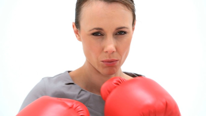 戴着红色手套在白色背景下拳击的女人