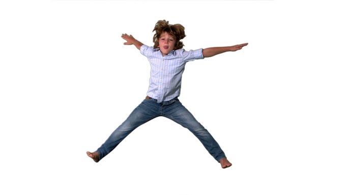 一个西方男孩四肢伸展跳跃慢镜头，在白色背景下