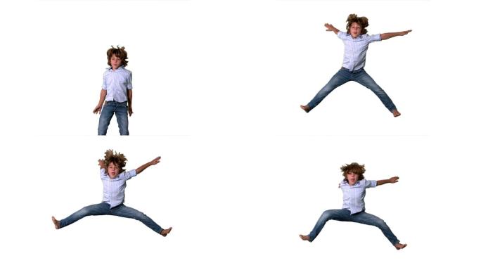 一个西方男孩四肢伸展跳跃慢镜头，在白色背景下